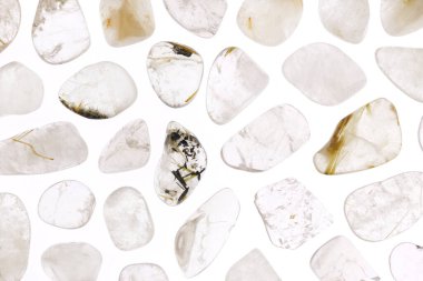 Paslanmış kuvars nadir bulunan mücevher taşları beyaz ışık izole edilmiş arka plan dokusu