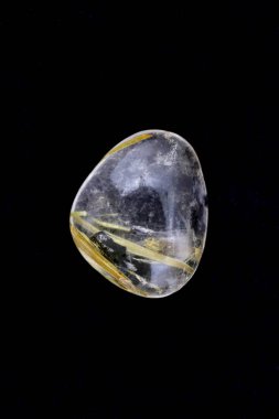 Siyah zemin üzerinde paslanmış kuvars mücevher taş dokusu. Makro yakın çekim.