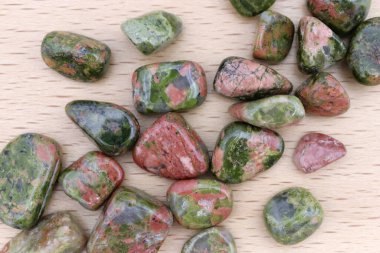 Mücevher yığınlarını birleştirin. Parlak ahşap arka plandaki mücevher dokusu.