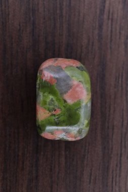 Kahverengi ahşap arka planda birleşik mücevher taşı dokusu. Makro yakın çekim.