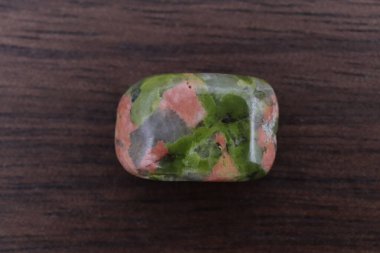 Kahverengi ahşap arka planda birleşik mücevher taşı dokusu. Makro yakın çekim.