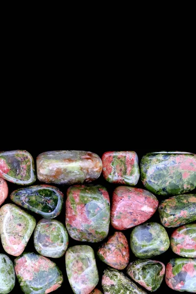 Tekstur Batu Permata Unakite Heap Pada Setengah Latar Belakang Hitam — Stok Foto