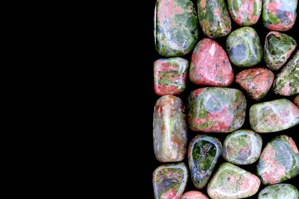 黒の半分にヒープの宝石のテクスチャをUnakite テキストの場所 — ストック写真