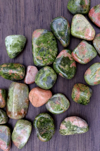 Unakite Heap Jewel Stones Texture Brown Varnished Wood Background — Stock Photo, Image