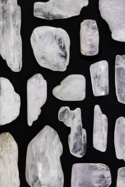 Temiz kunzite nadir mücevher taş dokusu siyah arkaplanda