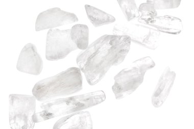 Kunzite 'ı temizleyin. Mücevher taşları üst üste koyun. Beyaz ışık izole edilmiş arka plan.