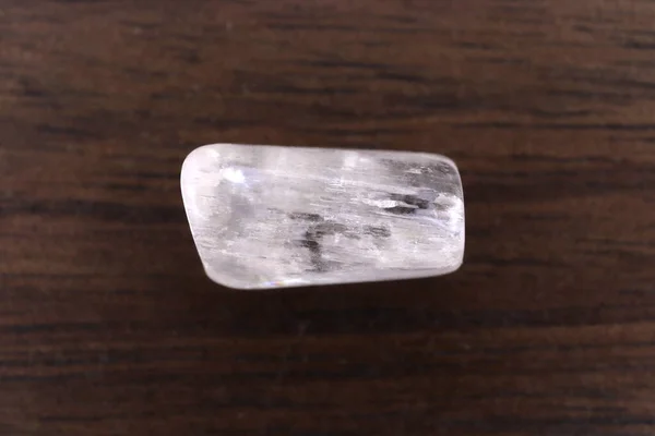 Joya Kunzite Clara Textura Piedra Sobre Fondo Madera Barnizada Marrón — Foto de Stock