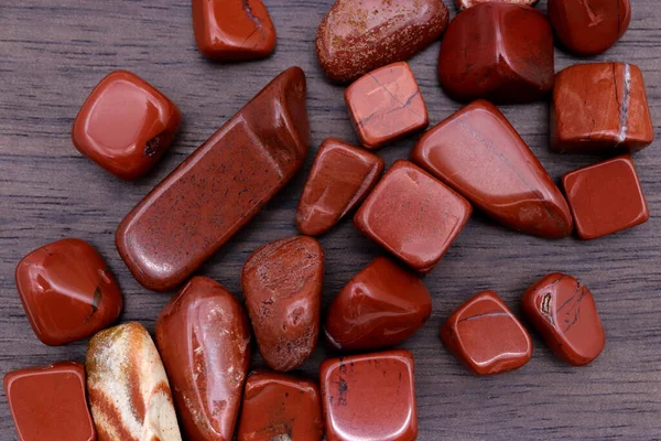 Red Jasper Heap Jewel Stones Texture Brown Varnished Wood Background — Stockfoto