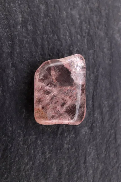 Strawberry Quartz Jewel Stone Texture Black Stone Background Macro Closeup — Stockfoto