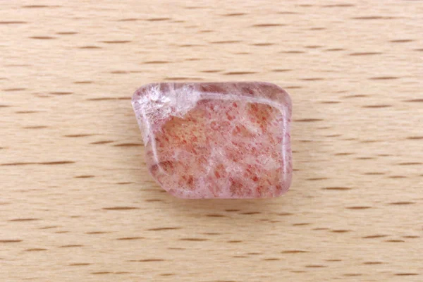 Strawberry Kuarsa Tekstur Batu Permata Pada Cahaya Dipernis Latar Belakang — Stok Foto