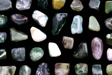 Yosun, ender bulunan mücevher taşlarının dokusunu siyah zemin üzerinde barındırır.