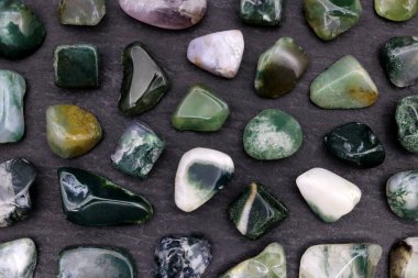 Yosun, ender bulunan mücevher taşlarının dokusunu birbirine karıştırır.