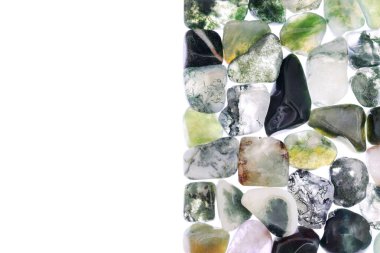 Moss agate yığın mücevher taş dokusu yarım beyaz ışık izole arka plan. Metin için yer.
