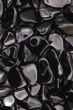 Obsidian hurda mücevher taş dokusu siyah zemin üzerinde