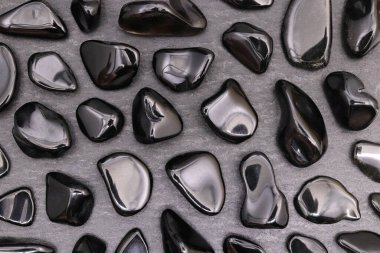 Kara taş zemin üzerinde obsidyen nadir mücevher taşları dokusu