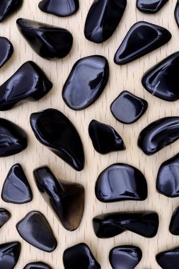 Işık verniklenmiş ahşap zemin üzerindeki obsidyen nadir mücevher taşı dokusu