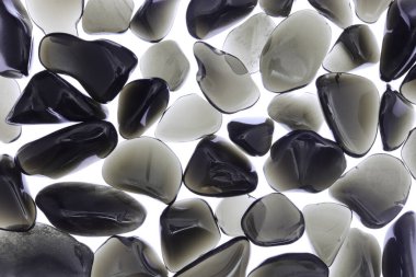 Beyaz ışık arkaplanındaki obsidian hurda mücevher taş dokusu