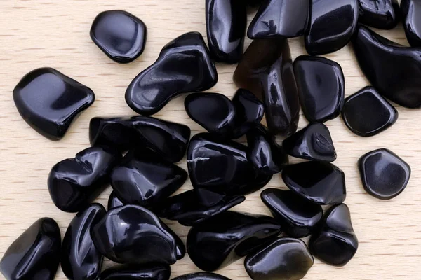 Obsidiana Amontonar Piedras Joya Textura Sobre Fondo Madera Barnizada Luz — Foto de Stock