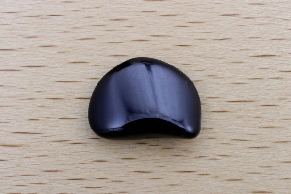 Işık Verniklenmiş Ahşap Zemin Üzerinde Obsidyen Mücevher Taş Dokusu Makro — Stok fotoğraf