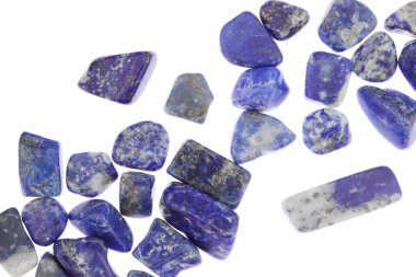 Lapis Lazuli, beyaz ışık arkaplanındaki mücevher taşlarını üst üste yığar.