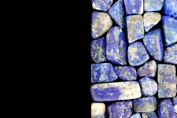 Lapis Lazuli Hromada Drahokamů Textura Napůl Černém Pozadí Místo Pro — Stock fotografie