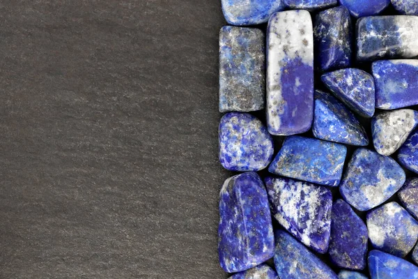 Lapislazuli Häufen Schmucksteine Textur Auf Halb Schwarzem Stein Hintergrund Platz — Stockfoto