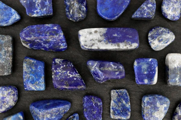 Lapislazuli Seltene Schmucksteine Textur Auf Schwarzem Stein Hintergrund — Stockfoto