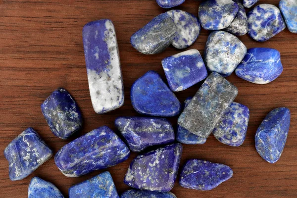 Lapis Lazuli Kahverengi Ahşap Arka Planda Mücevher Taşlarını Üst Üste — Stok fotoğraf