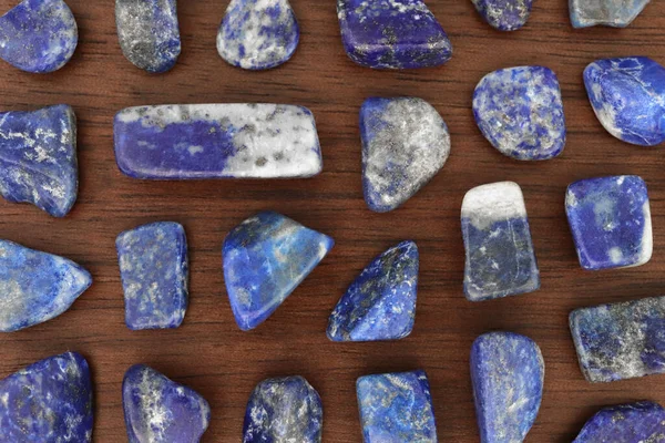 Lapislazuli Seltene Schmucksteine Textur Auf Braun Lackiertem Holz Hintergrund — Stockfoto