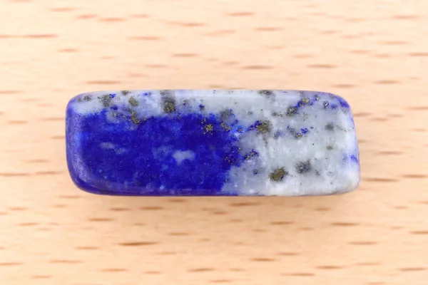 Lapis Lazuli Klejnot Kamienny Tekstury Jasnym Lakierowanym Tle Drewna Makro — Zdjęcie stockowe