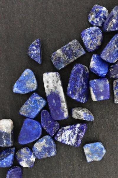 Lapislazuli Häufen Schmucksteine Textur Auf Schwarzem Stein Hintergrund — Stockfoto