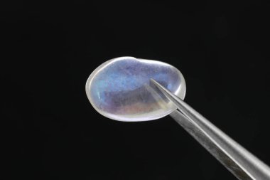 Siyah arka planda cımbızla parıldayan taş dokusu. Makro yakın çekim.