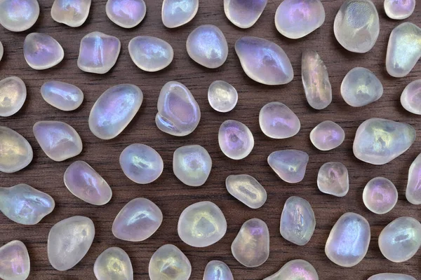 Shimmerstone Piedras Preciosas Raras Textura Sobre Fondo Madera Barnizada Marrón — Foto de Stock