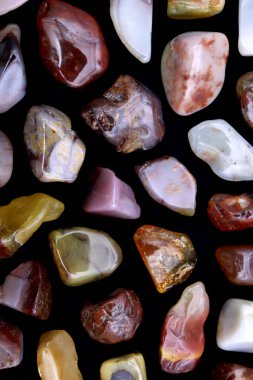 Yanyuan, siyah arkaplanda nadir bulunan mücevher taşları dokusuna sahip.