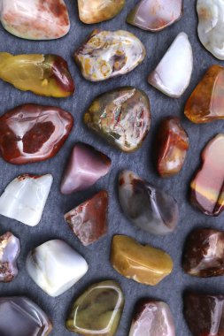 Yanyuan ender bulunan mücevher taşları. Siyah taş arka planda.