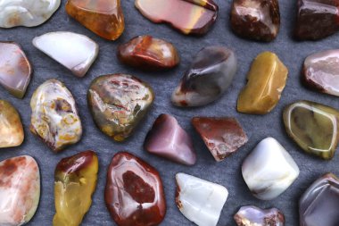 Yanyuan ender bulunan mücevher taşları. Siyah taş arka planda.