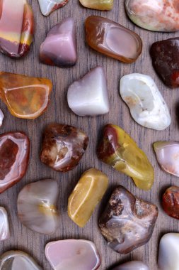 Yanyuan nadide mücevher taşları. Kahverengi ahşap arka planda.