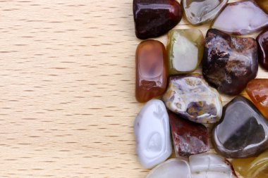 Yanyuan agate yığın mücevher taş dokusu yarım parlak ahşap arka plan. Metin için yer.