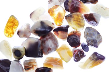 Yanyuan, beyaz ışık arka planında mücevher taşlarını üst üste yığar.