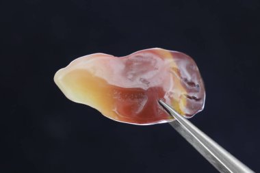 Siyah arka planda cımbızla Yanyuan akik taş dokusu. Makro yakın çekim.