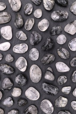 Tourmalinated kuartz nadir bulunan mücevher taşı dokusu siyah taş arka planda