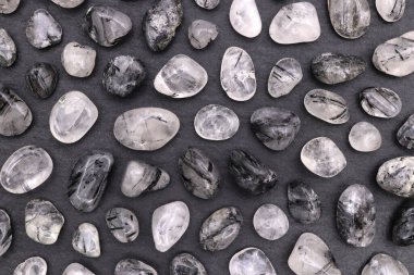 Tourmalinated kuartz nadir bulunan mücevher taşı dokusu siyah taş arka planda