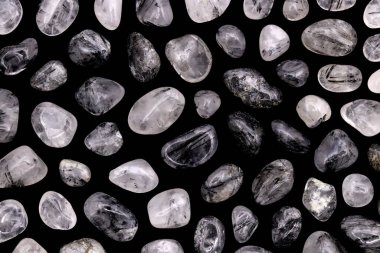 Tourmalinated quartz nadir bulunan mücevher taşları dokusu siyah arkaplanda