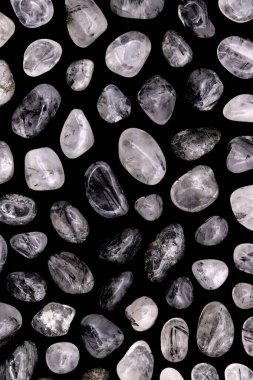 Tourmalinated quartz nadir bulunan mücevher taşları dokusu siyah arkaplanda
