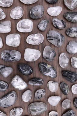 Tourmalinated kuartz nadir bulunan mücevher taş dokusu kahverengi ahşap arka planda