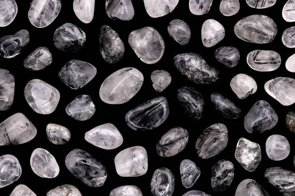 Tourmalinated quartz nadir bulunan mücevher taşları dokusu siyah arkaplanda