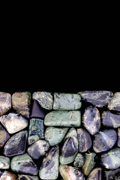 Камбаба Джаспер Кучи Драгоценных Камней Текстура Половину Черного Фона Место — стоковое фото