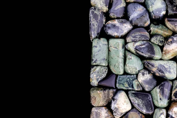 Kambaba Jaspis Haufen Schmucksteine Textur Auf Halb Schwarzem Hintergrund Platz — Stockfoto