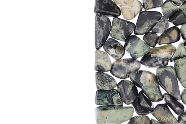 Kambaba Jasper Stosu Klejnotów Kamienie Tekstury Pół Białe Światło Odizolowane — Zdjęcie stockowe