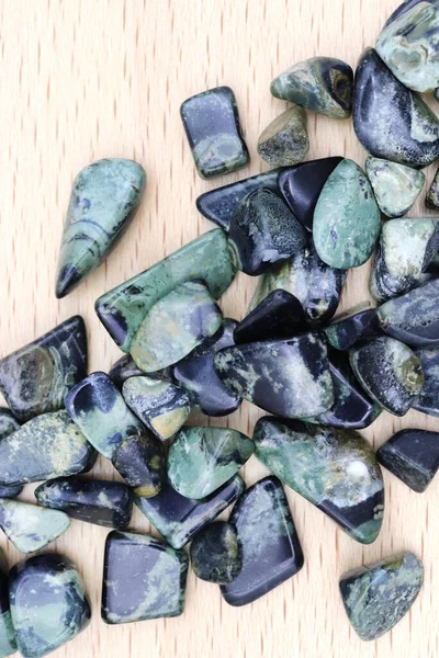 Kambaba Jasper Menumpuk Batu Permata Tekstur Pada Kayu Berpernis Latar — Stok Foto